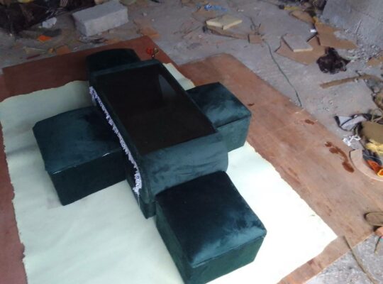 Table basse avec poufs intégrés